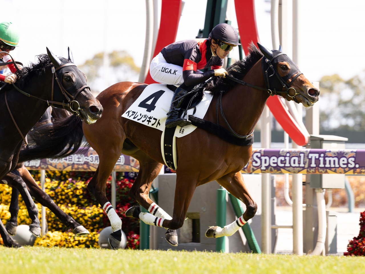 ペアレンツギフトが鋭い差し脚で初勝利！